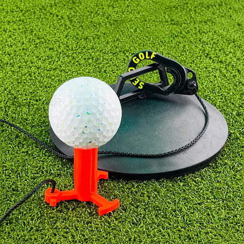 Sebo T Golfball mit Halterung auf einem Kunstrasenuntergrund.