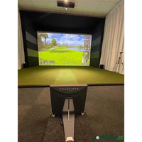 GSK ELITE TrackMan Golf Simulator – Indoor Golf Anlage Frontansicht mit Projektion