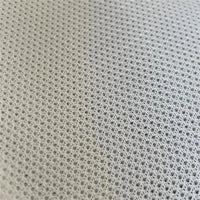 Nahaufnahme von weißem, atmungsaktivem Golf-Mesh-Gewebe, strukturierte Oberfläche