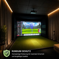 GSK ELITE Swing Dome Golf Enclosure mit Bildschirm und grüner Rasenfläche für Golf Simulatoren.