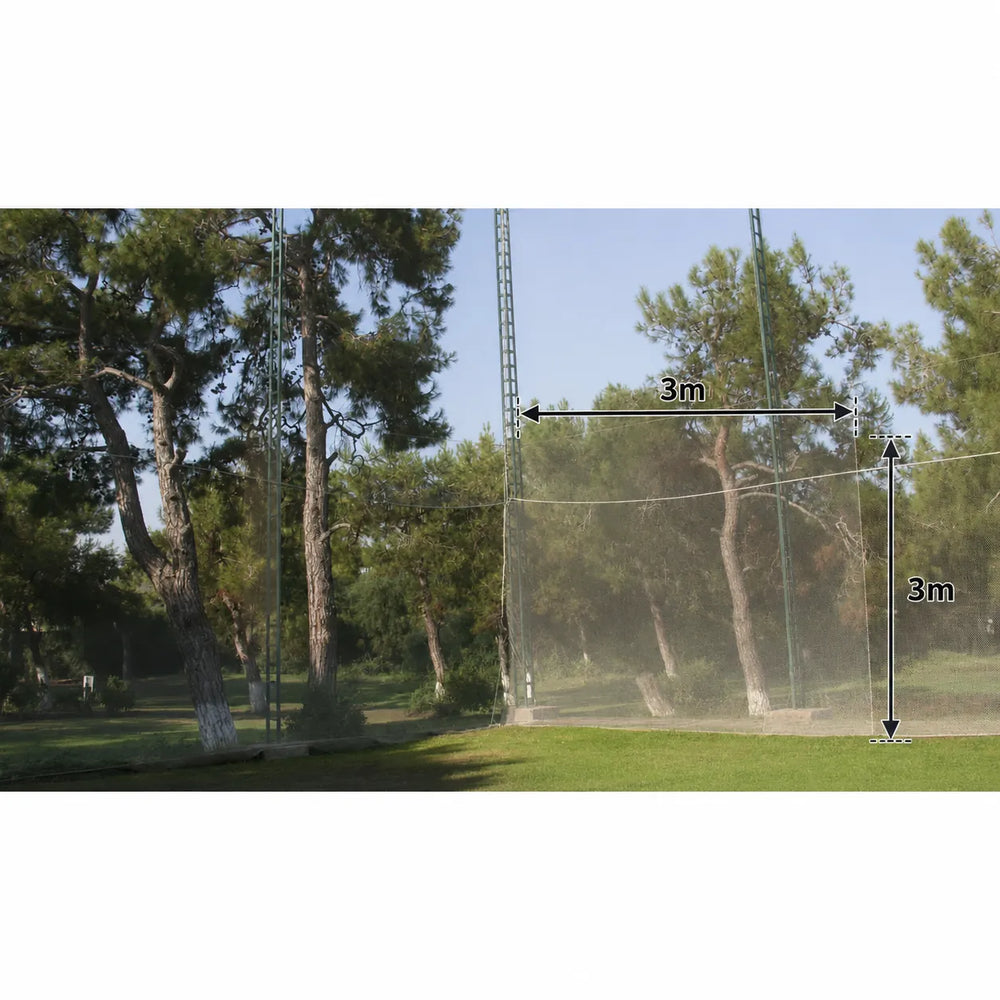 Impact Netz für Golfsimulator 3x3 m mit 20mm Maschenweite und Bleigewichten, aufgestellt im Freien.