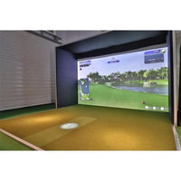 Moderner Golf Simulator mit Projektor, Golfrasen und digitalem Fairway im Indoor-Bereich