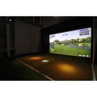 Moderner Golf Simulator mit großem Bildschirm und Projektion, Indoor Golfanlage, Dunkle Umgebung