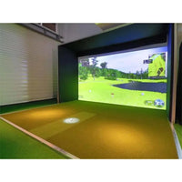 Moderner Golf Simulator Indoor mit großer Projektionsfläche und Abschlagmatte