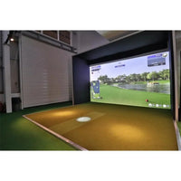 Moderner Golf Simulator mit großer Projektionsleinwand und Abschlagmatte im Indoorbereich