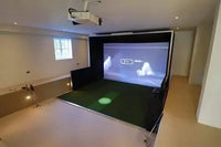 Moderner Indoor Golf Simulator mit Projektor und großer Leinwand in hellem Raum