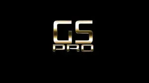 Logo GS Pro v zlatej farbe na čiernom pozadí, príslušenstvo pre golfový simulátor