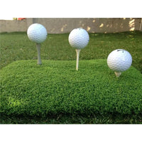 Drei Golfbälle auf Abschlagmatte, Golf-Tees, Outdoor, ideal für Golftraining