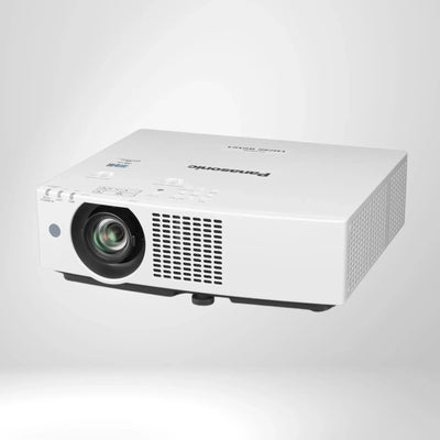 Weißer Panasonic Beamer mit großer Linse, geeignet für Indoor Golf Simulatoren, auf hellem Hintergrund