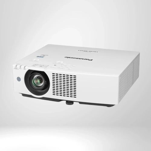 Weißer Panasonic Beamer mit großer Linse, geeignet für Indoor Golf Simulatoren, auf hellem Hintergrund