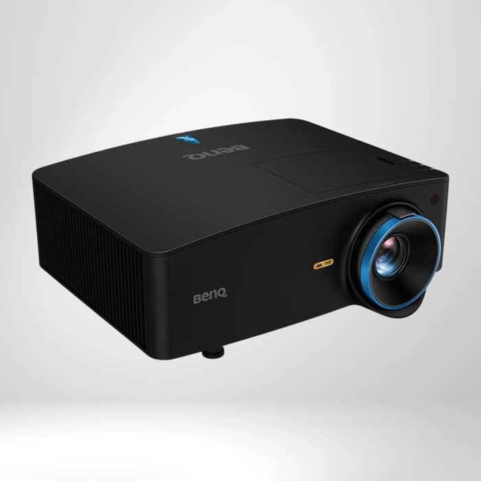 Čierny projektor BenQ 4K s modrým prstencom objektívu, vhodný pre indoor golfové simulátory