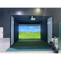 Moderner Golf Simulator mit großer Leinwand, Indoor-Golf Setup und Golftasche im Raum