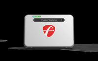 Flightscope Mevo+ – Seitenansicht kompakter Golf Launch Monitor auf weißem Hintergrund