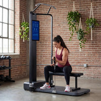 Fitness Caddy Pro – Seitenansicht der kompakten Kraftstation mit Bildschirm