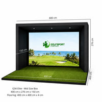 GSK ELITE Protee VX Golf Simulator mit großem Bildschirm und Rasenfläche, Maße: 400 x 276 x 150 cm.