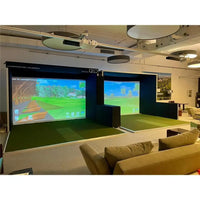 Moderner Indoor Golf Simulator mit zwei Abschlagplätzen und Projektionsleinwand