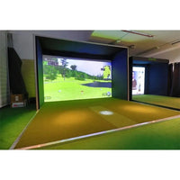 Golf Simulator mit großem Bildschirm und Abschlagmatte in Indoor Golfanlage