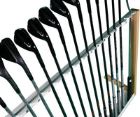 Moderner Golfschlägerständer aus Eiche und Weiß, bestückt mit Golfschlägern