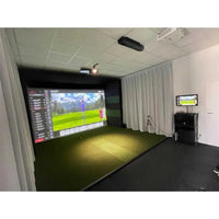 Moderner Golf Simulator mit großer Leinwand, Projektor und Abschlagmatte in Indoor Umgebung
