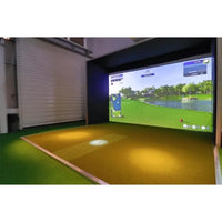 Moderner Golf Simulator mit großer Projektionsfläche und Abschlagmatte für Indoor Golftraining