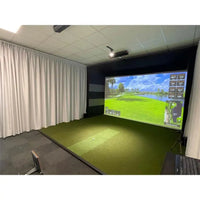 Moderner Golf Simulator Raum mit großer Leinwand, Golfrasen und digitaler Anzeige