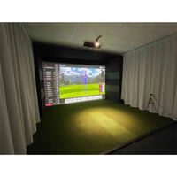 Moderner Uneekor XR Golf Simulator mit Leinwand und Kunstrasen in einem Indoor-Golfraum