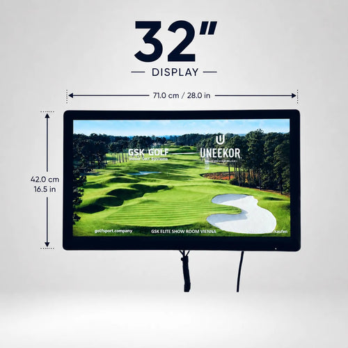 32" Touch Screen LCD Full HD Display für Golf Simulator mit Wandmontage, zeigt Golfplatzgrafik.
