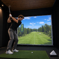 China Impact Screen für Golf im Indoor-Trainingsbereich mit einer virtuellen Landschaft im Hintergrund.