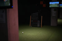 Golf Schlägerständer aus Eiche in Schwarz mit Golfschlägern auf Indoor-Kunstrasen
