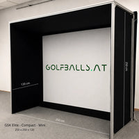 GSK ELITE COMPACT Golf Simulator Enclosure in Schwarz mit speziellem Design und Abmessungen.