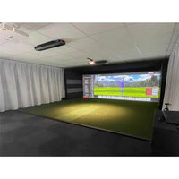 Moderner Indoor Golf Simulator Raum mit großer Projektionsfläche und Kunstrasen