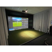 Moderner Indoor Golf Simulator mit großer Projektionsleinwand und Abschlagmatte