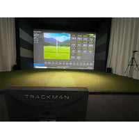Moderner Trackman Golf Simulator mit großer Anzeigetafel und Indoor Abschlagmatte