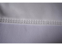 Nahaufnahme von weißem Golftextil mit feiner Naht und hochwertiger Stoffstruktur