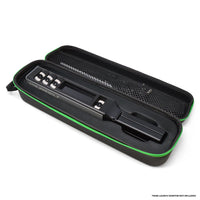 Square Golf Omni Carry Case für den sicheren Transport von Golfgeräten, schwarz mit grünen Akzenten.