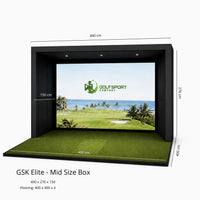 GSK ELITE TRACKMAN Golf Simulator in Mid Size Box mit Bildschirm und Kunstrasenfläche.